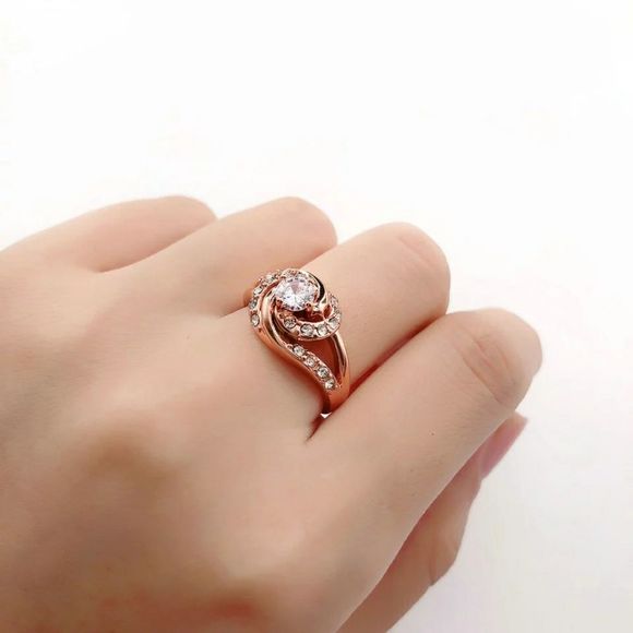 Rose gold cubic zirconia flower ring - Picture 3 of 4